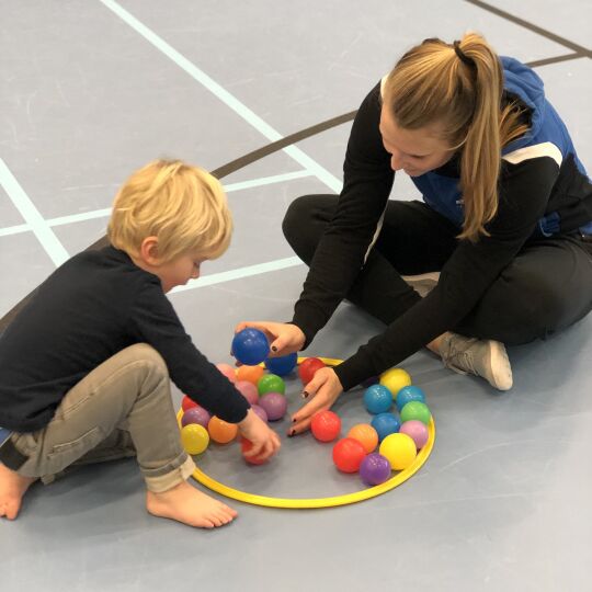 Peuter met leiding tijdens gym